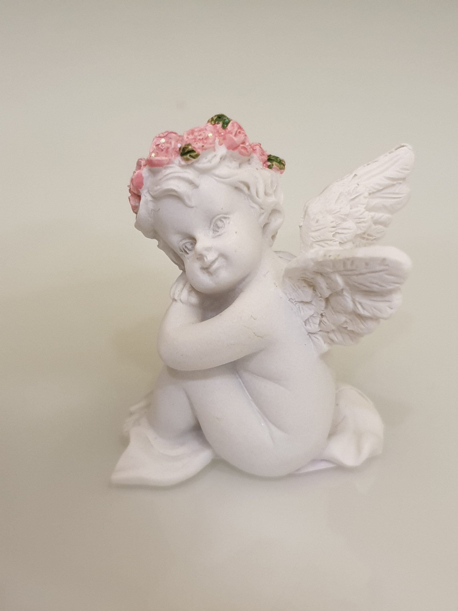figurine ange à la couronne de fleurs pour baptême ou naissance
